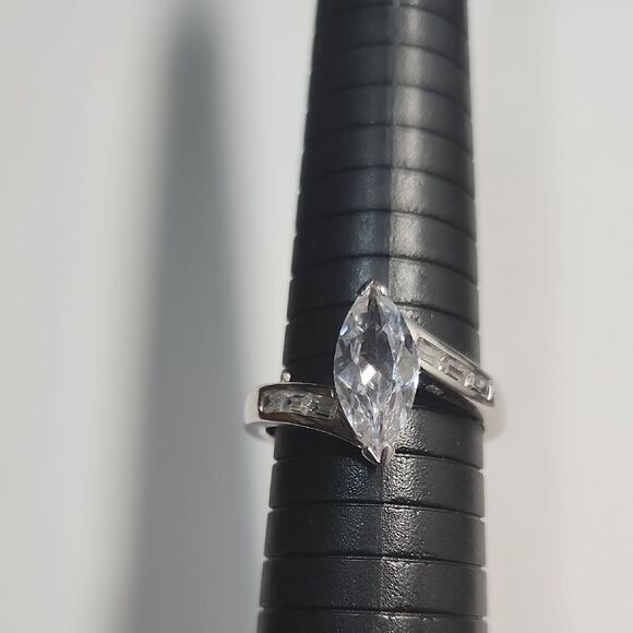 Elegant Silvertone Marquise Cut Glass Stone Ring Size 11.75 - Picture 1 of 4